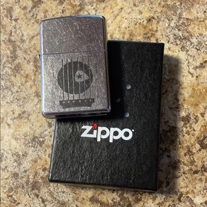 🔥NIB🎸ZIPPO NEVER OPENED 2008 GUITAR PICK DESIGN